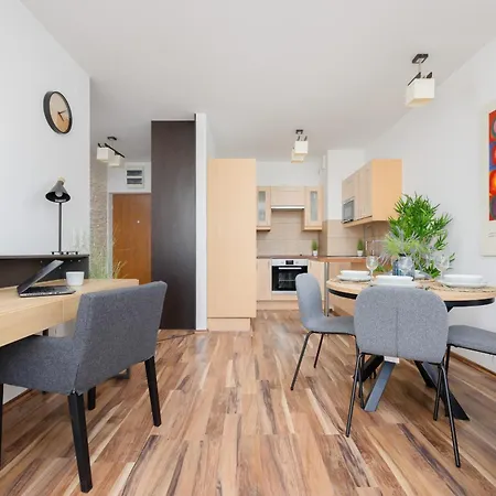 Appartamento Spacious With Parking And Balcony By Renters Varsavia