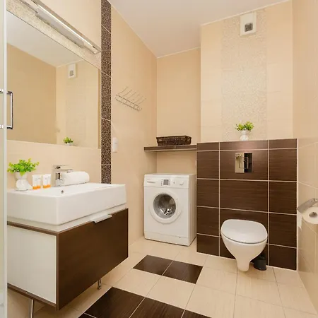 Spacious With Parking And Balcony By Renters Apartment *