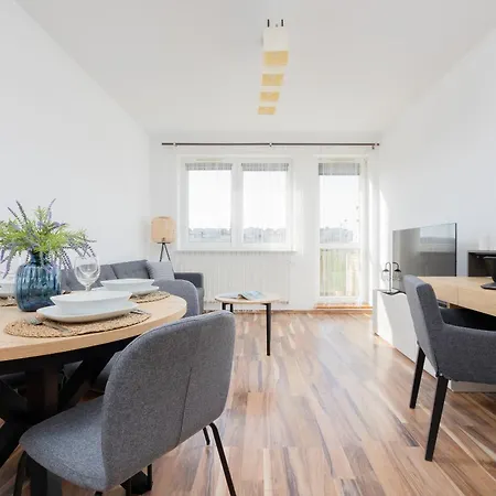 Spacious With Parking And Balcony By Renters Apartment *