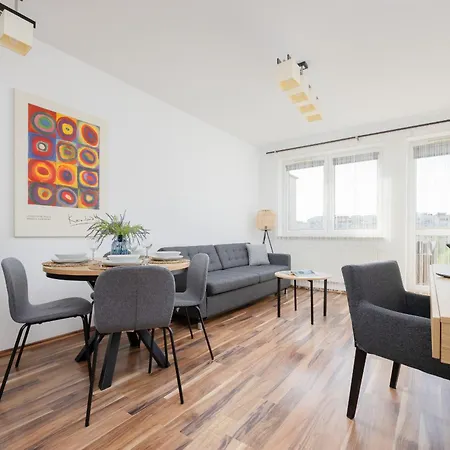 Spacious With Parking And Balcony By Renters Appartamento